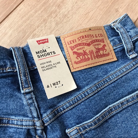 Levi’s Mom Shorts Cuffed High Rise Relaxed - Picture 8 of 8